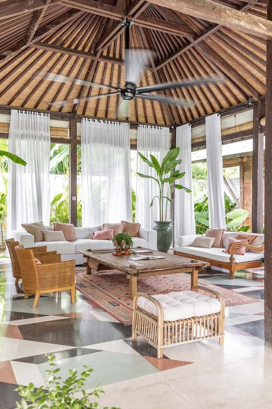 Ruang tamu bergaya tropis Bali karya ZEF Living